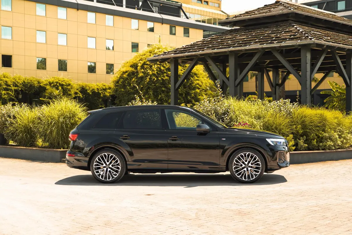 Audi Q7 50 TDI S-Line Edition 2025, front view — Ibiza Luxury Car Rental, Ibiza. Audi Q7 50 TDI S-Line Edition in Ibiza An Audi Q7 50 TDI S-Line Edition rental in Ibiza…