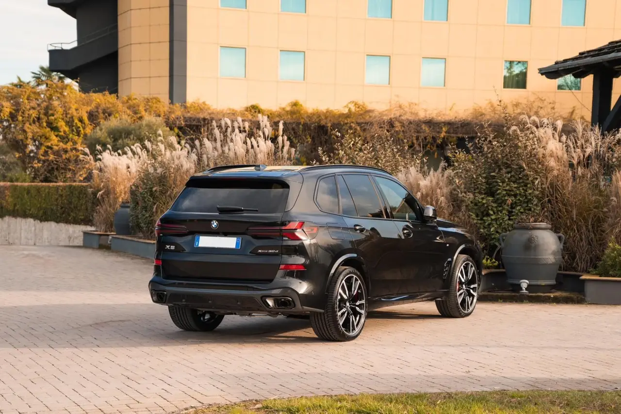BMW X5 M-pack 30d 2025, front view — Ibiza Luxury Car Rental, Ibiza. BMW X5 M-pack 30d in Ibiza A BMW X5 M-pack 30d rental in Ibiza delivers 286 horsepower…