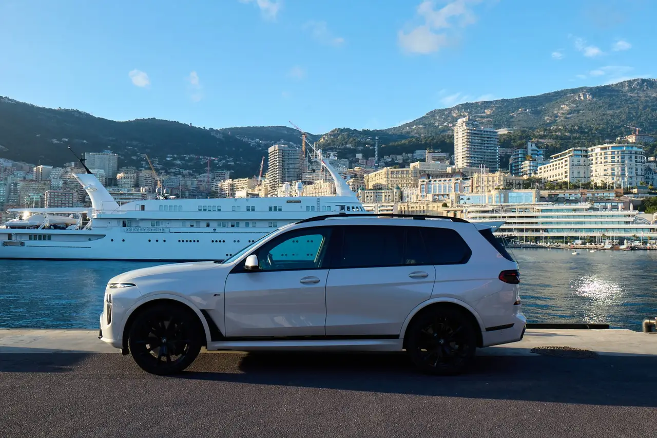 BMW X7 40d M 2024, exterior — Ibiza Luxury Car Rental, Ibiza. BMW X7 40d M in Ibiza A BMW X7 40d M rental in Ibiza provides 352 horsepower within a…