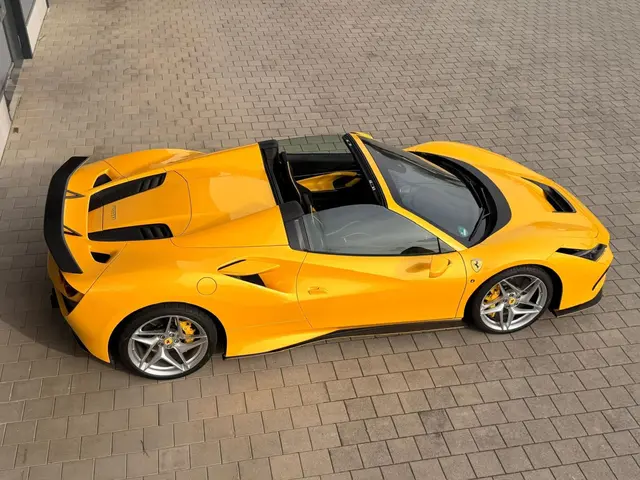 Ferrari F8 SPIDER 2023 — Ibiza Luxury Car Rental, Ибица