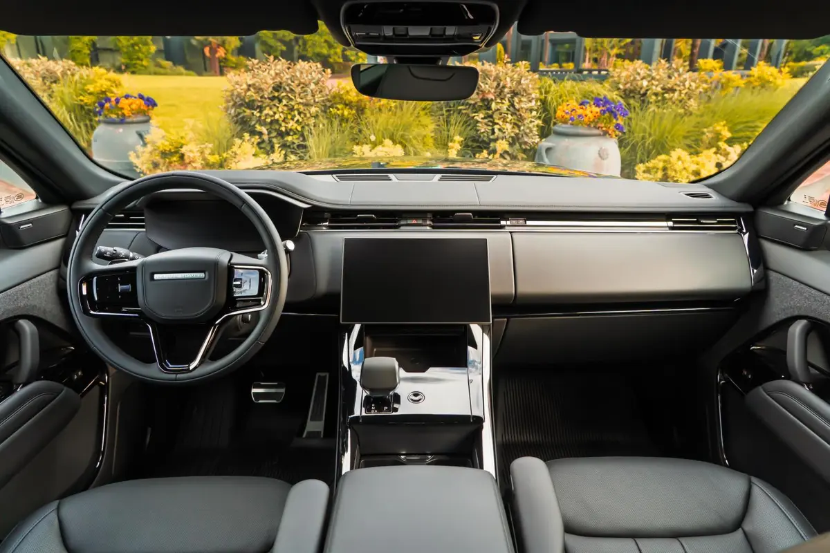 Land Rover Range Rover Sport Dynamic SE 2025, front view — Ibiza Luxury Car Rental, Ibiza. Land Rover Range Rover Sport Dynamic SE in Ibiza A Land Rover Range Rover Sport Dynamic…