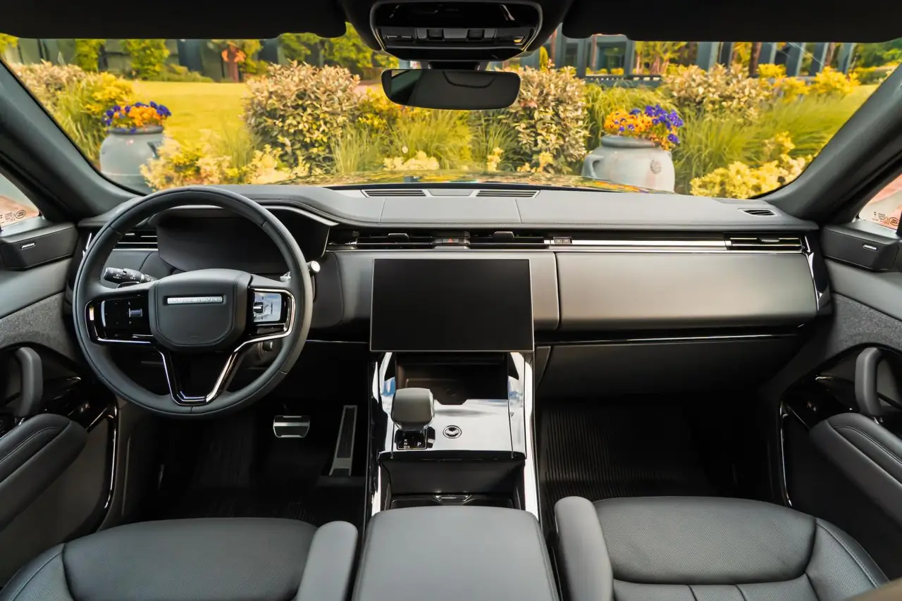 Land Rover Range Rover Sport Dynamic SE 2025, front view — Ibiza Luxury Car Rental, Ibiza. Land Rover Range Rover Sport Dynamic SE in Ibiza A Land Rover Range Rover Sport Dynamic…