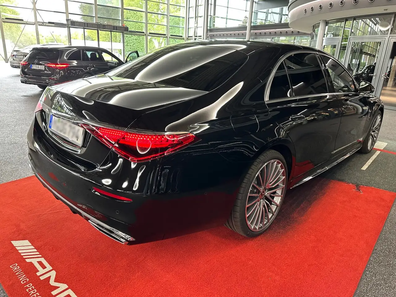 Mercedes Benz S-klasse S400 Long 4-Matic 2023, exterior — Ibiza Luxury Car Rental, Ibiza. Arrive at Pacha composed, never crumpled