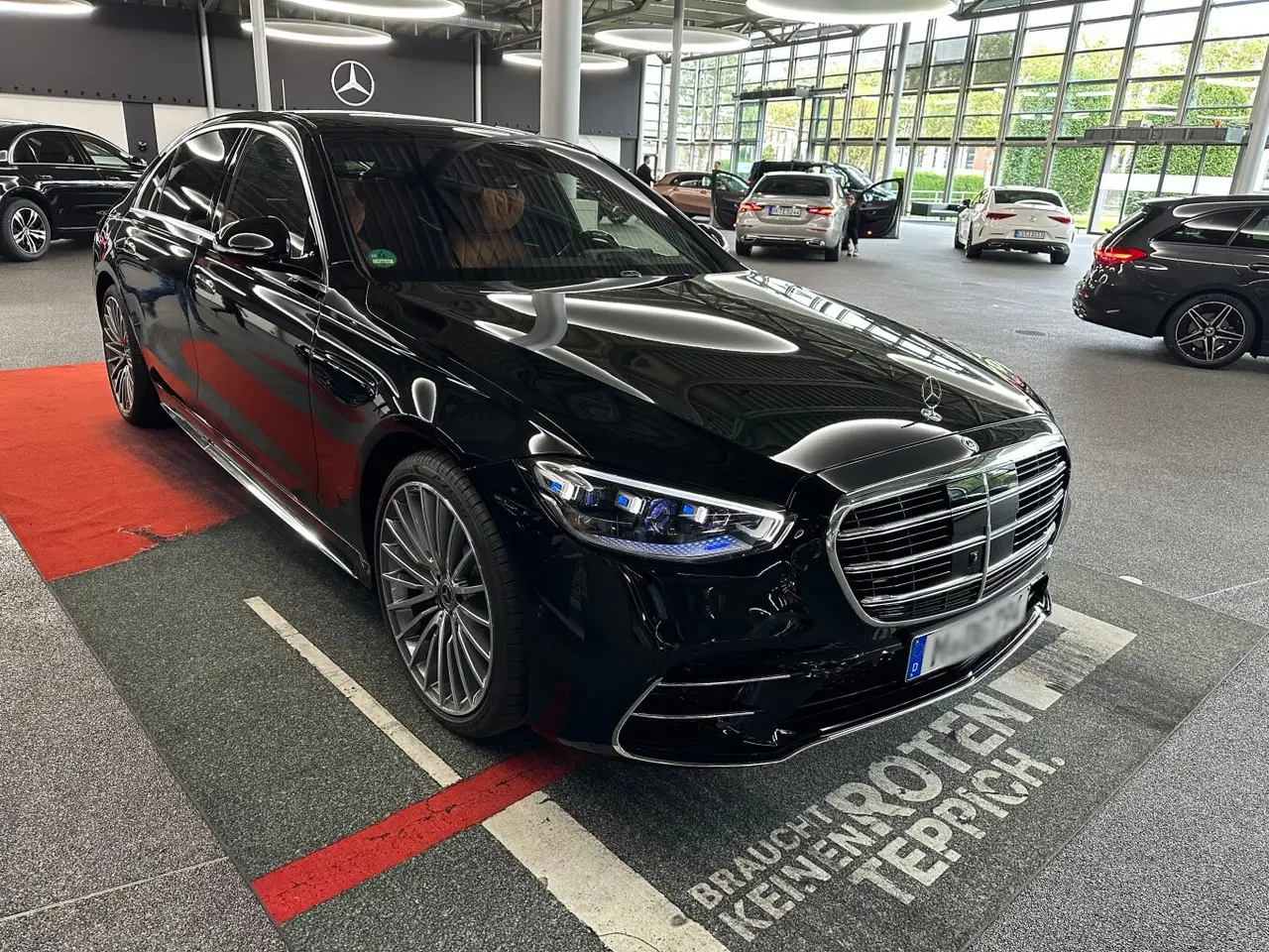 Mercedes Benz S-klasse S400 Long 4-Matic 2023, front view — Ibiza Luxury Car Rental, Ibiza. Arrive at Pacha composed, never crumpled