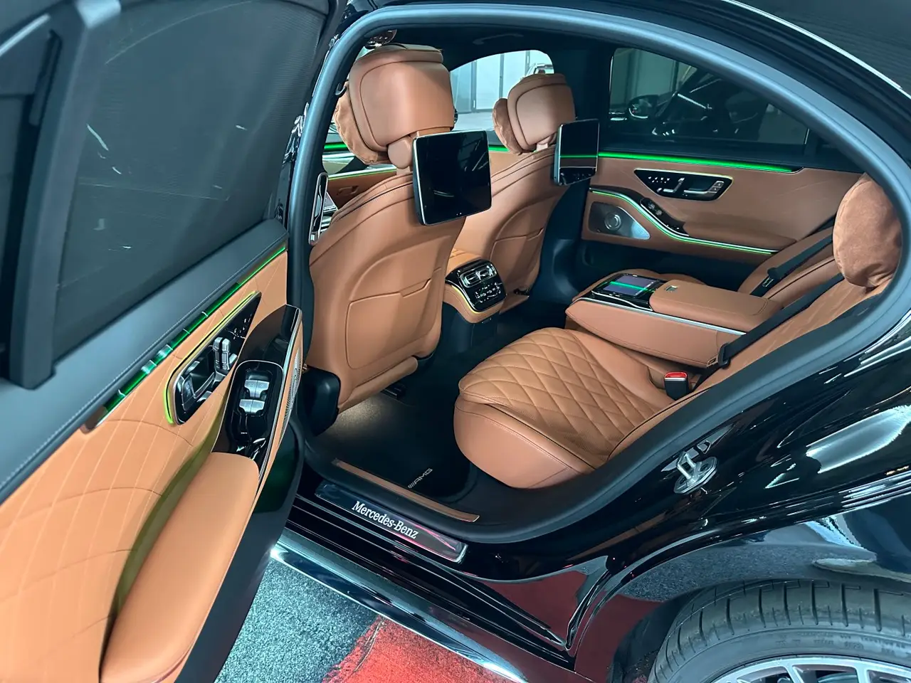 Mercedes Benz S-klasse S400 Long 4-Matic 2023, rear view — Ibiza Luxury Car Rental, Ibiza. Arrive at Pacha composed, never crumpled