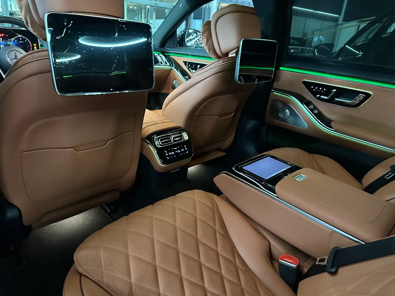 Mercedes Benz S-klasse S400 Long 4-Matic 2023, interior — Ibiza Luxury Car Rental, Ibiza. Arrive at Pacha composed, never crumpled