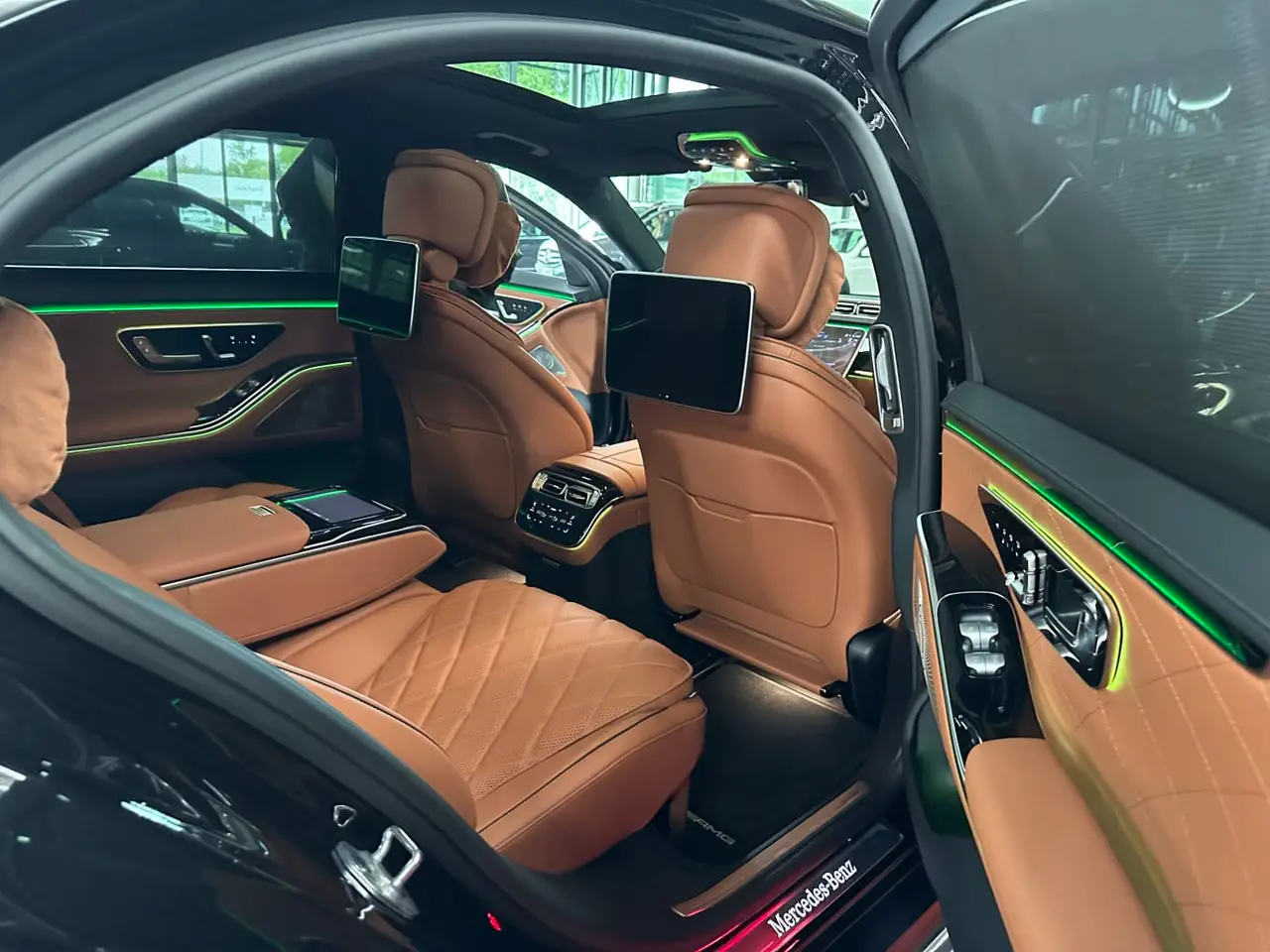 Mercedes Benz S-klasse S400 Long 4-Matic 2023, dashboard — Ibiza Luxury Car Rental, Ibiza. Arrive at Pacha composed, never crumpled