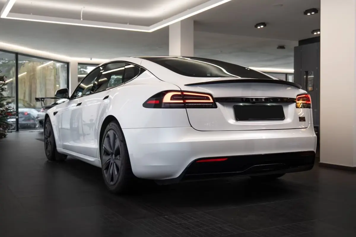 Tesla Model S Plaid 2025, tableau de bord — Ibiza Luxury Car Rental, Ibiza