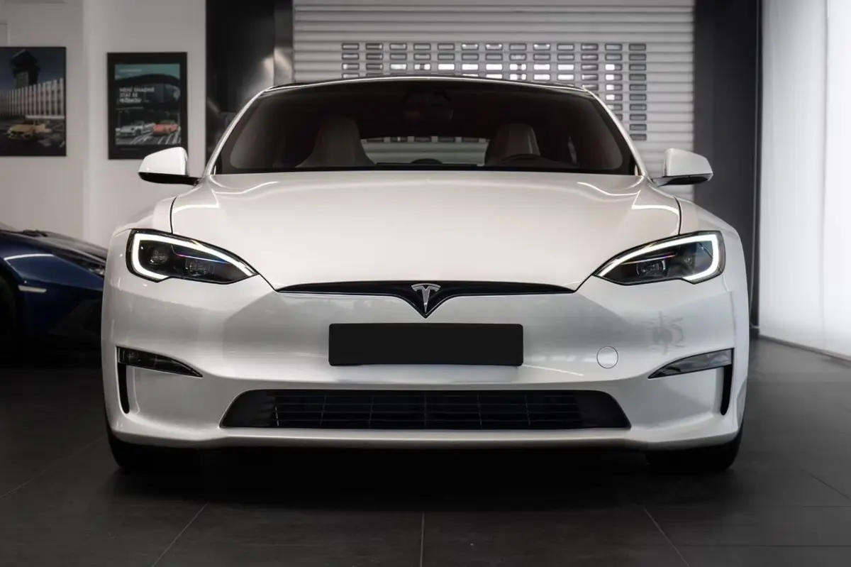 Tesla Model S Plaid 2025, profil latéral — Ibiza Luxury Car Rental, Ibiza